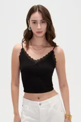 Musculosa crop de morley negro con tirantes finos, escote en V decorado con detalles de encaje y un pequeño lazo en el centro.