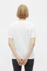 Remera verde militar de manga corta, cuello redondo y corte holgado. Cuenta con un estampado frontal estilo póster con la inscripción "Contemporary Art Gallery" y el gráfico de una flor.
