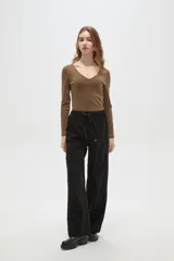 Pantalon de corte recto y tiro alto, confeccionado en poliester, con cintura elastizada, cordón de ajuste y bolsillos laterales.
