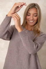 Buzo de corte relajado y cuello redondo, con detalles de costura vertical en la parte inferior y puños acanalados en las mangas.