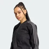 Campera de denim negro con efecto lavado, corte corto y ajustado. Cuenta con cierre frontal y las clásicas tres tiras de Adidas en las mangas.