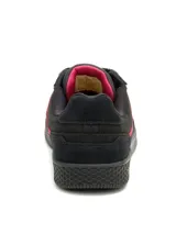 Zapatillas Caterpillar modelo Pause Retro Leather, color negro con detalles en fucsia y cordones bicolor. Confeccionadas con capellada de cuero y lona, forro de malla de nailon y suela de goma.