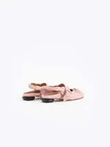 Ballerina Crush confeccionada en cuero vacuno con efecto arrugado y terminación en punta cuadrada. Presenta tira con hebilla metálica grande en el empeine, detalles de lazos decorativos en la puntera y tira elástica en el talón. Cuenta con un taco bajo de 1 cm.