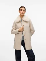 Campera midi de paño color beige con cuello de piel sintética desmontable, cierre frontal de botones y bolsillos laterales.