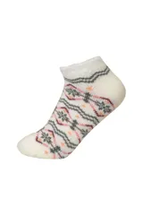 Media corta de tejido de punto con diseño jacquard de motivos geométricos y florales en tonos gris, rosa y naranja sobre base color crema. Cuenta con puño elástico y textura suave.