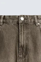Jeans de corte holgado y amplio en toda la pierna, tiro medio. Tejido rígido con estampado a cuadros con efecto lavado. Cuenta con cinco bolsillos y cierre frontal con cremallera y botón.