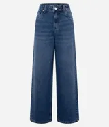 Pantalón wide leg de tiro bajo confeccionado en denim de algodón. Presenta corte recto y amplio, cierre frontal con botón y cremallera, trabillas para cinturón y bolsillos funcionales.