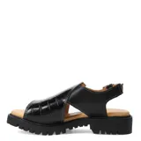 Sandalias de cuero con textura tipo croco en color marrón, con diseño de puntera abierta y suela track dentada. Incluye una tira ajustable con hebilla metálica en el talón.