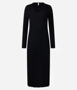 Vestido midi de manga larga confeccionado en tejido de punto texturizado, con escote en U y tajo en la parte posterior. Diseño ajustado al cuerpo.