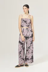 Pantalón culotte de lino color negro con estampado de hojas en tonos lavanda y blanco.