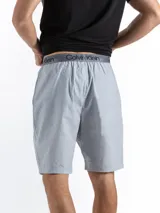 Conjunto de pijama Calvin Klein compuesto por una remera negra de algodón con logo estampado en el pecho y un short celeste con cintura elástica con logo.