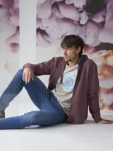 Buzo tipo hoodie con cierre frontal completo, capucha con cordones ajustables y bolsillos laterales. Confeccionado en tejido de algodón con textura jaspeada.