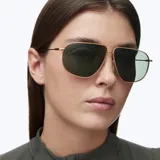 Lentes de sol estilo aviador con montura metálica dorada de doble puente y cristales polarizados en color verde oliva.