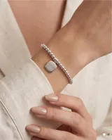 Pulsera de plata 925 compuesta por pequeñas esferas metálicas y un dije colgante de forma cuadrada con la inscripción I Love Baby.