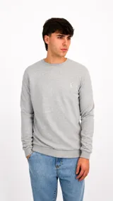 Buzo de cuello redondo en tejido de punto color gris melange, con puños y ruedo acanalados y pequeño logo bordado en el pecho.