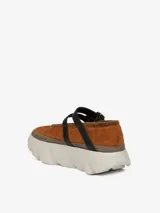 Zapato marrón de gamuza con plataforma blanca y doble tira de cuero negra con hebillas doradas.