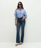 Pantalón bootcut de tiro alto confeccionado en jean de algodón con elastano. Presenta trabillas en la cintura, cierre frontal con botón, bolsillos clásicos con bolsillo reloj y bajo acampanado.