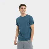 Remera de manga corta color azul con logo Reef bordado en el pecho.