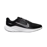Championes de running Nike Quest 5, color negro con suela blanca y logo lateral en gris. Presentan un diseño de malla transpirable y detalles técnicos en el talón.