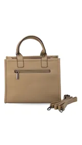 Cartera estructurada de tamaño mediano, confeccionada en símil cuero color negro. Presenta doble asa de mano, correa larga ajustable y desmontable, y un bolsillo trasero con cierre. El compartimento principal cuenta con cierre, división interna y bolsillos organizadores.