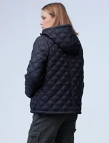 Campera capitoneada azul marino con capucha desmontable, cierre metálico central, bolsillos delanteros y avíos metálicos con logo de la marca Michael Kors.