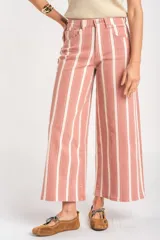 Jean wide leg de tiro alto con diseño de rayas verticales en tonos rosado y blanco, con bolsillos laterales y traseros, y cierre frontal con botón y cremallera.