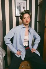 Camisa oversize de popelina 100% algodón, color celeste, con estampado en serigrafía en la parte trasera y en el bolsillo delantero.