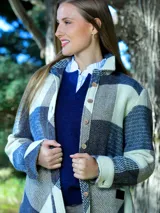 Buzo de lana color azul marino, con escote en V y diseño de tejido liso. Presenta un corte clásico y mangas largas.