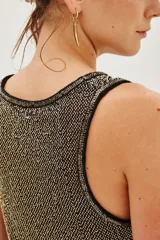 Musculosa de punto con acabado metalizado en tonos negro y dorado, con escote en V y bordes acanalados.