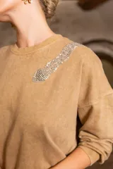 Sweater negro de algodón con cuello redondo y detalle de lentejuelas brillantes en el hombro.