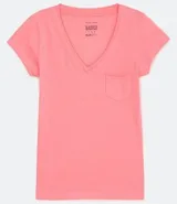 Remera básica celeste con escote en V, manga corta y bolsillo pequeño en el pecho.