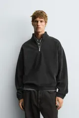 Sudadera de corte boxy fit con cuello subido y cierre frontal de cremallera. Presenta mangas largas, acabado efecto lavado y puños y ruedo en rib.