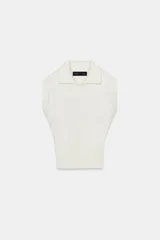 Chaleco tipo polo color blanco crudo, confeccionado en hilatura con viscosa. Presenta cuello solapa, manga sisa y bajo con acabado en rib.