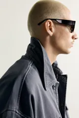 Parka relaxed fit de algodón color gris con efecto lavado. Cuenta con cuello solapa, cuatro bolsillos de plastrón con solapa en el frente y cierre frontal con cremallera oculta por solapa con botones a presión.