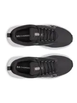 Championes Under Armour modelo Surge 5 de color negro, con parte superior de malla transpirable, suela gruesa de amortiguación blanca y el logotipo de la marca delineado en blanco en el lateral.