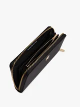 Billetera grande de nylon reciclado y poliamida reciclada, color negro, con cierre perimetral y múltiples ranuras internas para tarjetas. Presenta un logo metálico de Tommy Hilfiger en el frente.