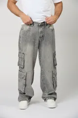 Pantalón cargo baggy de denim en color gris claro, con múltiples bolsillos laterales en las piernas y corte holgado.