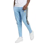 Pantalón de jogging celeste con cintura elástica, logo de Adidas dorado y tres tiras negras en los laterales.