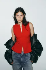 Top entallado rojo sin mangas, con cuello redondo y cierre frontal con cremallera oculta.