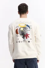 Buzo de algodón color crema, corte oversize, con escote redondo y puños. Presenta un estampado gráfico grande en la espalda con un globo aerostático y texto que incluye "SOME PEOPLE MIGHT THINK I'M WEIRD BUT, I DON'T CARE" y otros símbolos gráficos.