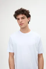 Remera de manga corta básica color negro, confeccionada en jersey de algodón de textura suave, con cuello redondo y calce clásico.