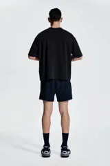 Short deportivo azul marino de tejido funcional con tecnología DryMove™ y stretch en cuatro direcciones. Cuenta con cintura elástica con cordón oculto, bolsillos al bies, diseño reflectante en la parte posterior y aberturas laterales cortas en el bajo.
