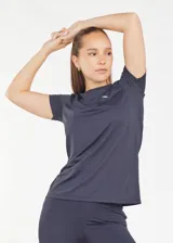 Camiseta deportiva gris oscuro de poliéster con logo pequeño en el pecho.