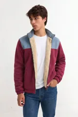 Campera de polar con interior de corderito sintético, cuello alto y cierre frontal completo. Diseño en bloques de color bordó en el cuerpo, gris en los hombros y corderito en tono tostado.