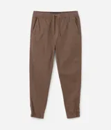 Pantalón jogger de sarga color marrón, con cintura elástica y cordón de ajuste, bolsillos laterales y puños elásticos en los tobillos.