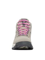 Botas de trekking Columbia Transverse Hike, modelo impermeable, en color gris con cordones rosados y detalles en negro y blanco. Confeccionadas con una parte superior de cuero y malla, entresuela TechLite y suela Omni-Grip.