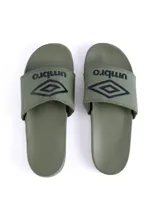 Ojota deportiva Umbro modelo ProFoam, color verde militar, con tira ancha ajustable con velcro y logo Umbro en relieve.