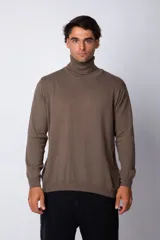 Sweater de cuello tortuga en tejido de punto fino, de manga larga y corte clásico.