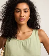 Blusa sin mangas color verde claro, confeccionada en sarga de algodón y lyocell, con cuello redondo y cierre de gota en la espalda con botón.