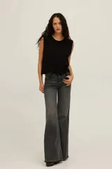 Musculosa de punto de algodón ligero y suave, color negro, con escote redondo, hombros estructurados y corte recto con largo ligeramente corto.